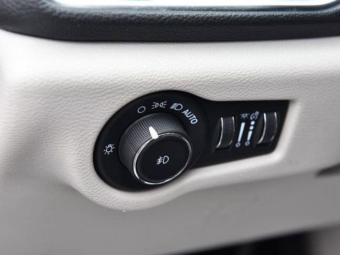 Used 2023 Chrysler Pacifica Limited FWD image 11