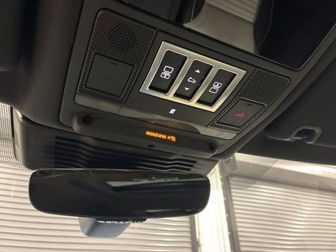 Certified 2024 Land Rover Discovery Dynamic SE image 28