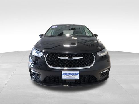 Used 2023 Chrysler Pacifica Touring-L FWD image 7