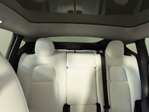 Used 2024 Tesla Model Y Long Range image 38