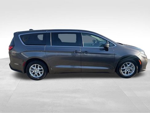 Used 2023 Chrysler Pacifica Touring-L image 6
