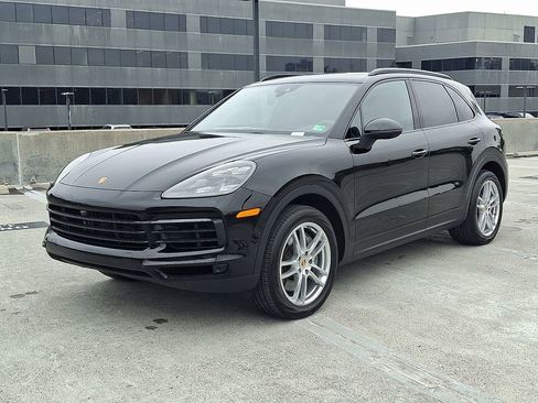 Used 2023 Porsche Cayenne S image 1