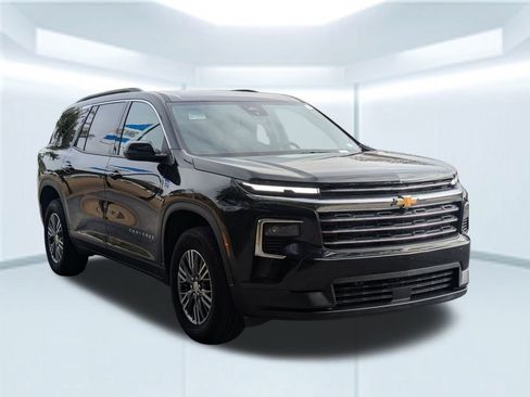 Used 2025 Chevrolet Traverse LT image 8