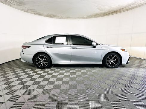 Used 2023 Toyota Camry SE FWD image 2