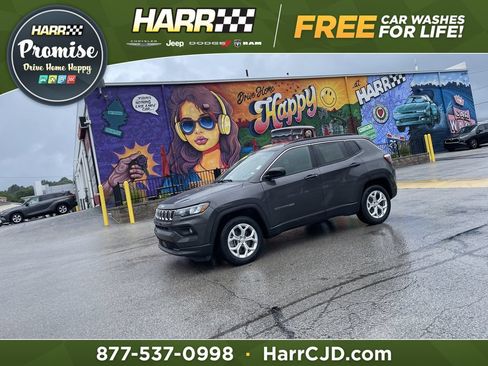 Used 2024 Jeep Compass Latitude AWD/4WD image 1