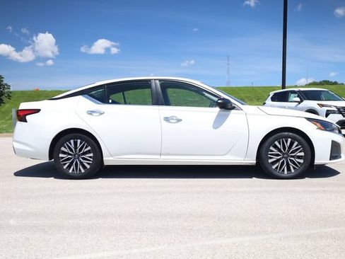 Used 2025 Nissan Altima 2.5 SV FWD image 4