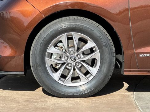 Used 2021 Toyota Sienna LE AWD/4WD image 28