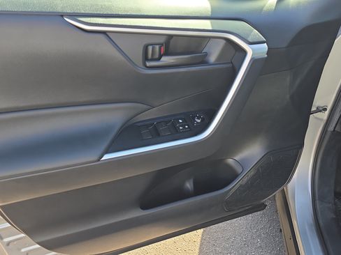 Used 2019 Toyota RAV4 LE FWD image 17