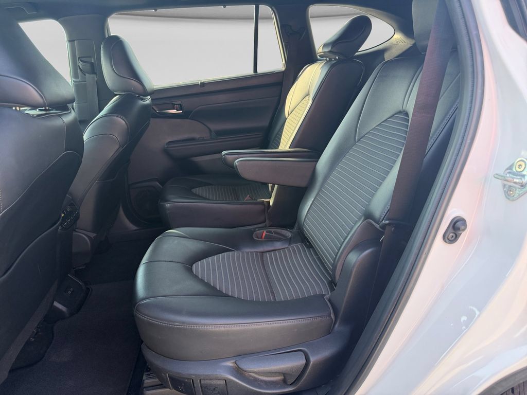 Used 2022 Toyota Highlander XSE FWD image 13