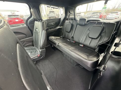 Used 2025 Chrysler Pacifica Limited image 25