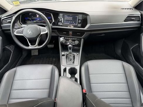Certified 2023 Volkswagen Jetta SE w/ Panoramic Sunroof Package FWD image 14