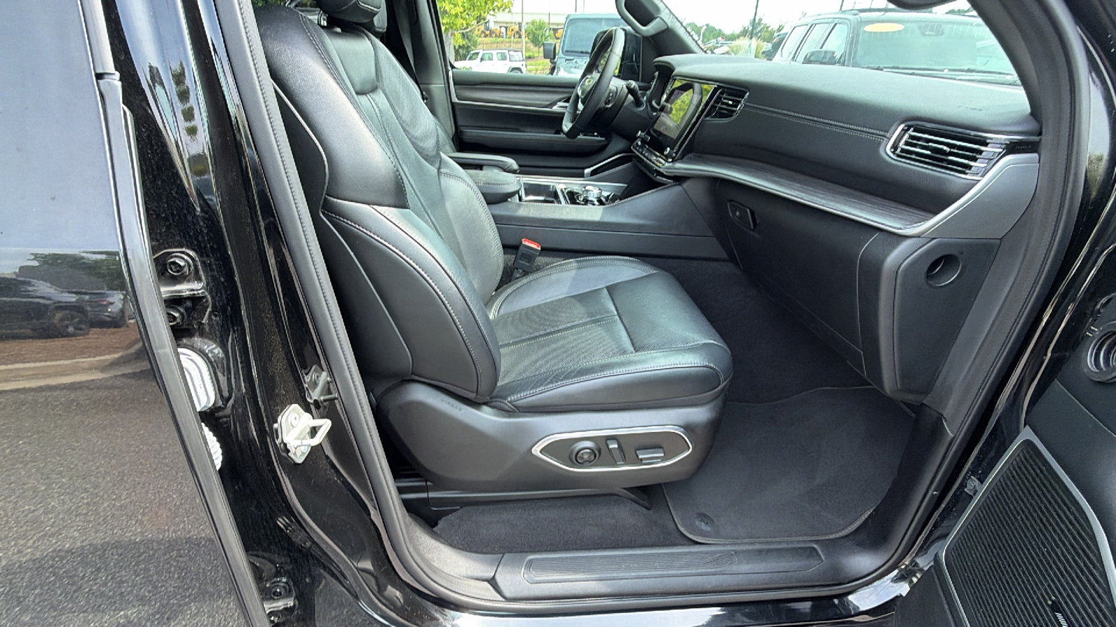 Used 2024 Jeep Wagoneer L Series II w/ Flexible Seating Group AWD/4WD image 19