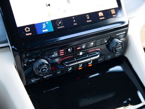 Used 2023 Jeep Grand Cherokee Limited w/ Luxury Tech Group II image 12