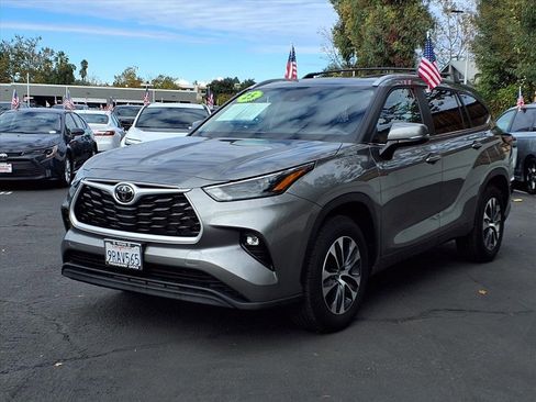 Certified 2025 Toyota Highlander XLE image 1