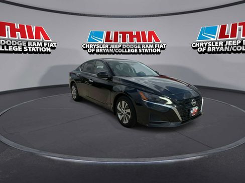 Used 2023 Nissan Altima 2.5 S FWD image 2