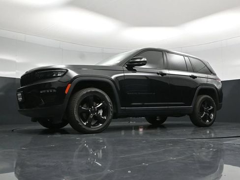 Used 2023 Jeep Grand Cherokee Limited w/ Black Appearance Package AWD/4WD image 61