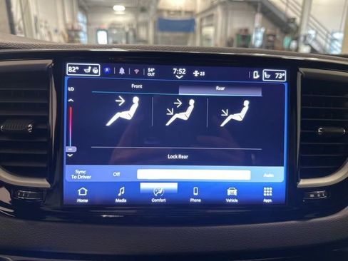 Used 2025 Chrysler Pacifica Select image 26