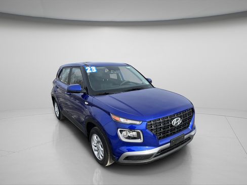 Used 2023 Hyundai Venue SE image 3