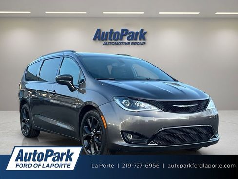 Used 2020 Chrysler Pacifica Touring-L w/ S Appearance Package image 1
