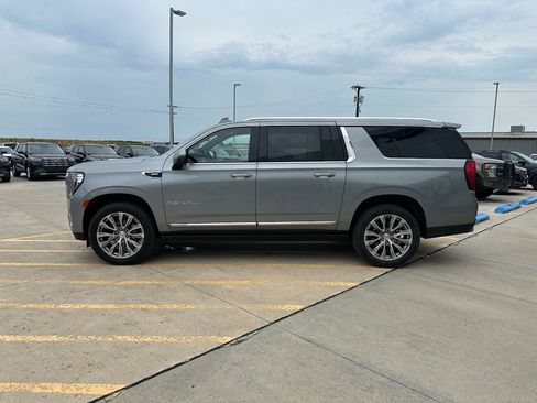 Used 2024 GMC Yukon XL Denali AWD/4WD image 4