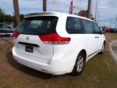 Used 2012 Toyota Sienna w/ Towing Pkg image 7