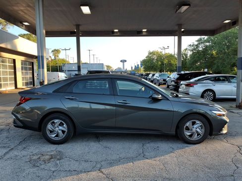 Used 2025 Hyundai Elantra SE FWD image 2