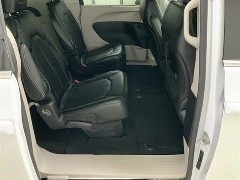 Used 2024 Chrysler Pacifica Touring-L image 19