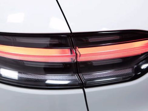 Certified 2026 Porsche Macan AWD/4WD image 19
