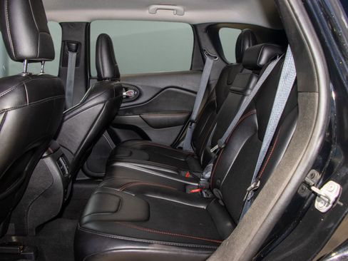 Used 2019 Jeep Cherokee Trailhawk image 5