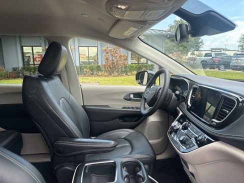 Used 2024 Chrysler Pacifica Limited FWD image 11