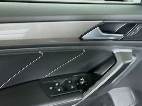 Used 2022 Volkswagen Tiguan SE w/ Panoramic Sunroof Package image 15