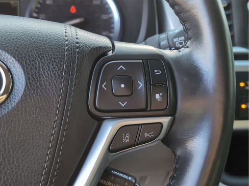 Used 2019 Toyota Highlander XLE image 24