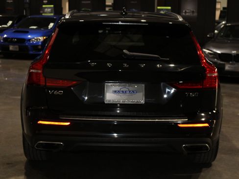 Used 2021 Volvo V60 T5 Cross Country w/ Climate Package image 9