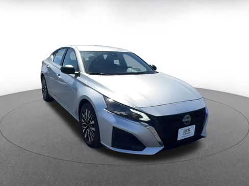 Used 2024 Nissan Altima 2.5 SV image 3