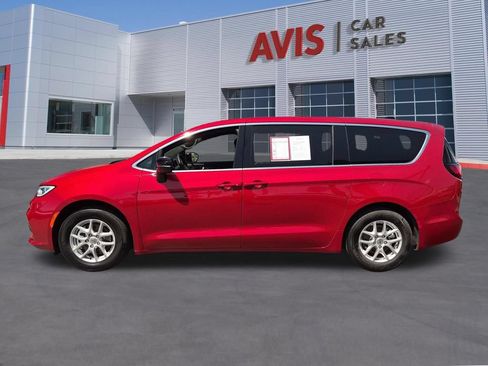 Used 2025 Chrysler Pacifica Select FWD image 10