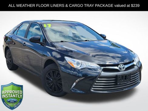 Used 2017 Toyota Camry LE FWD image 1