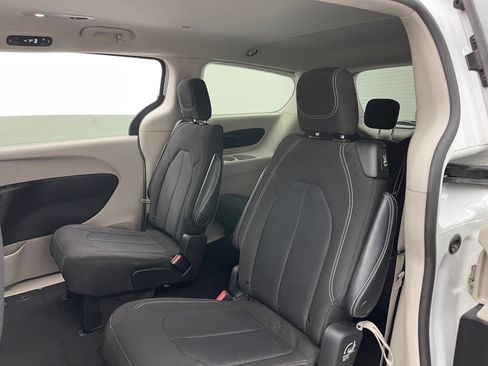 Used 2022 Chrysler Voyager LX FWD image 37