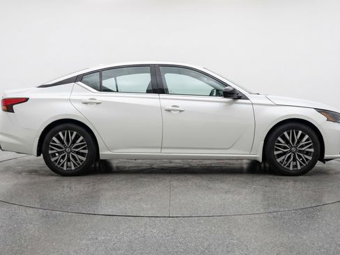 Used 2025 Nissan Altima 2.5 SV FWD image 11