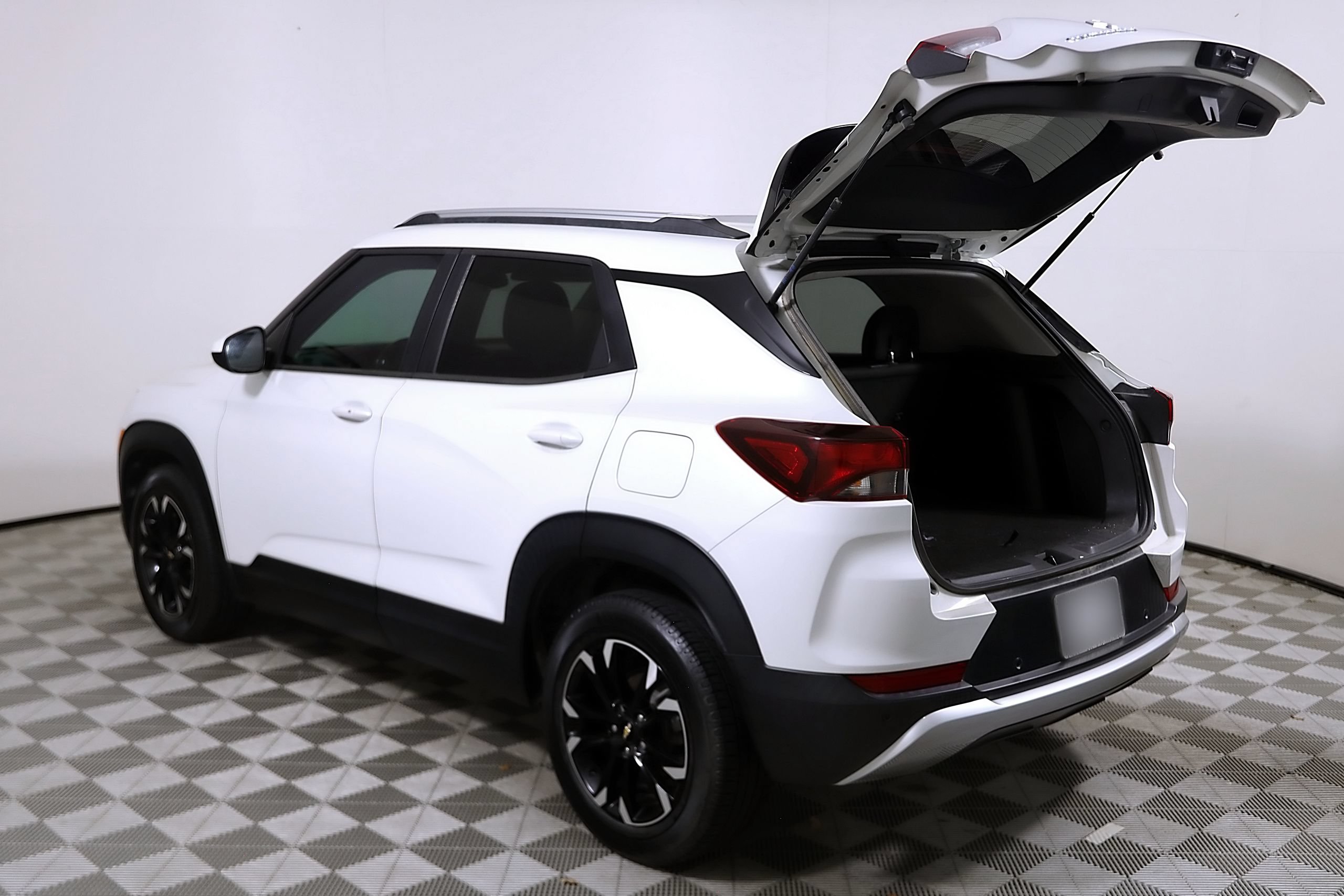 Used 2021 Chevrolet TrailBlazer LT w/ Driver Confidence Package FWD image 10
