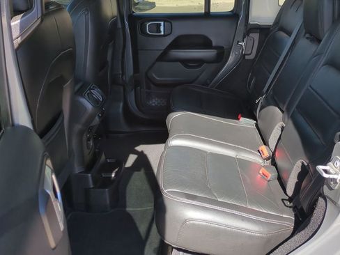 Used 2018 Jeep Wrangler Unlimited Sahara image 17