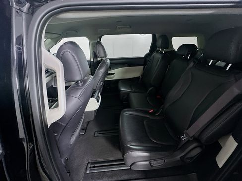 Used 2024 Kia Carnival LX image 27