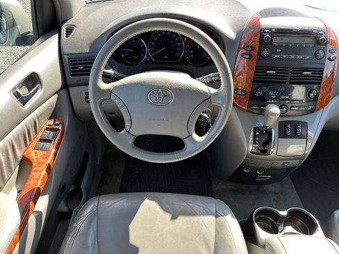 Used 2010 Toyota Sienna XLE FWD image 12