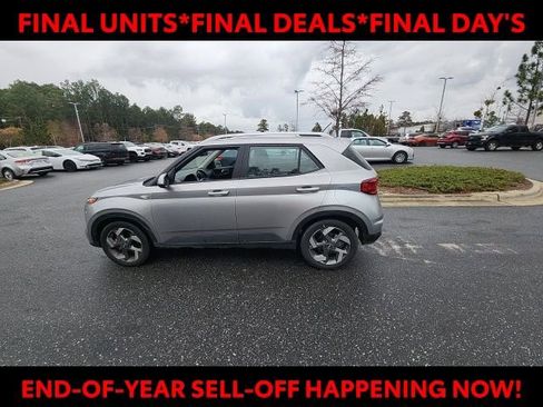 Used 2024 Hyundai Venue SEL image 8