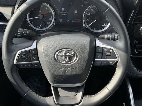 Certified 2025 Toyota Highlander LE FWD image 11