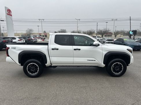 Certified 2025 Toyota Tacoma TRD Off-Road AWD/4WD image 4