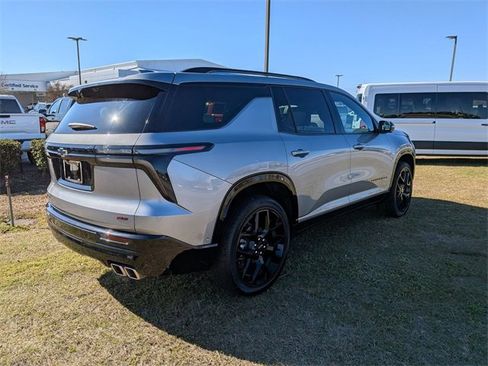 Used 2024 Chevrolet Traverse RS image 3