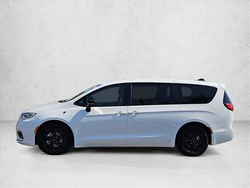 Used 2024 Chrysler Pacifica Limited FWD image 9