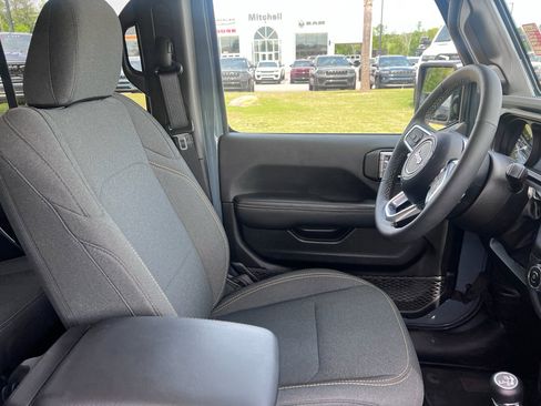 Used 2025 Jeep Wrangler Sahara w/ Safety Group image 17