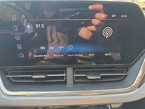 Used 2025 Chevrolet Trax LT w/ LT Convenience Package image 27