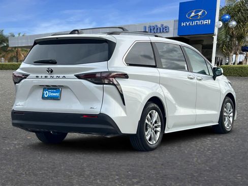 Used 2026 Toyota Sienna XLE image 3
